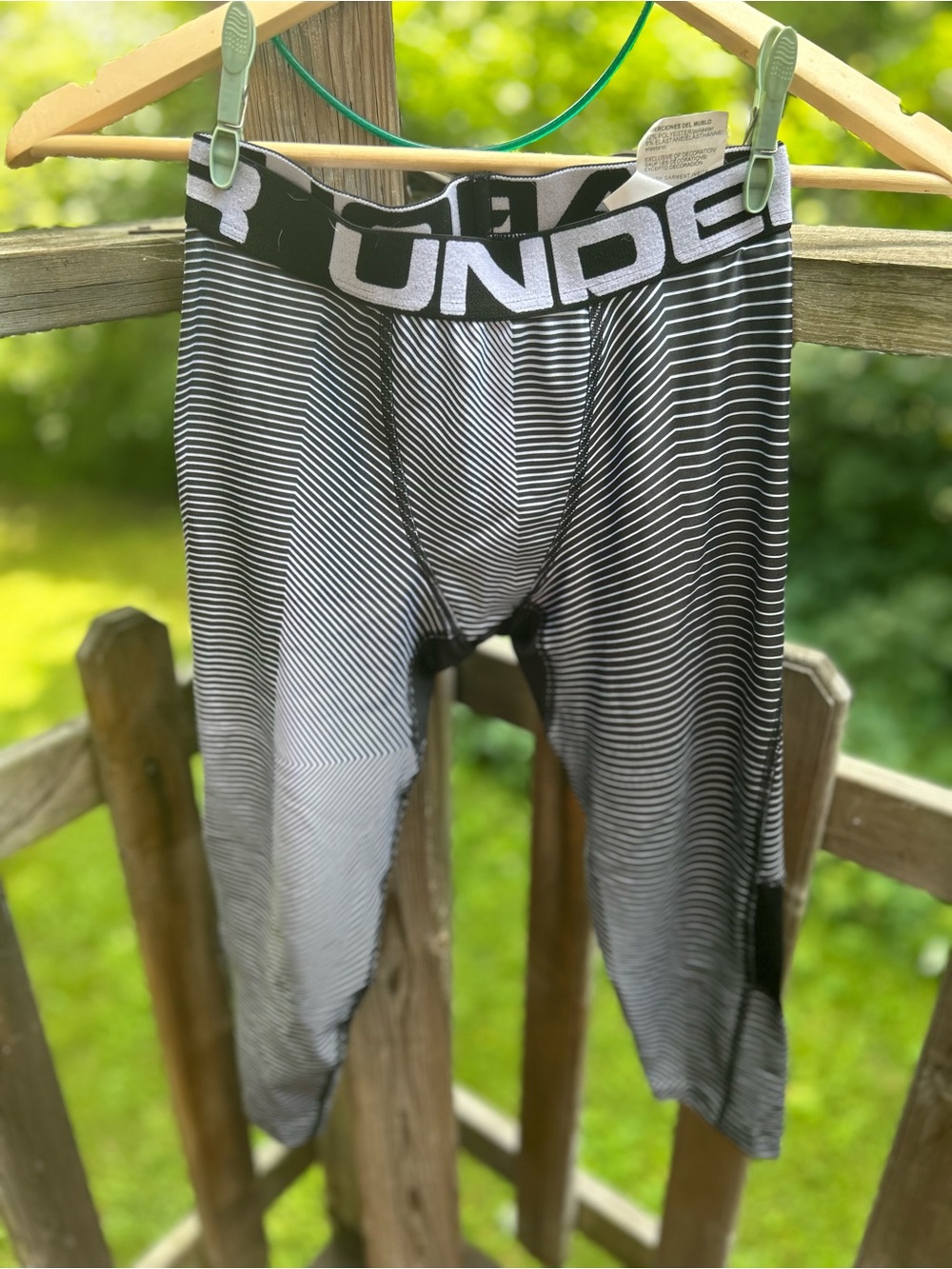 Under Armour youth medium Black & White Striped 3/4 leggings